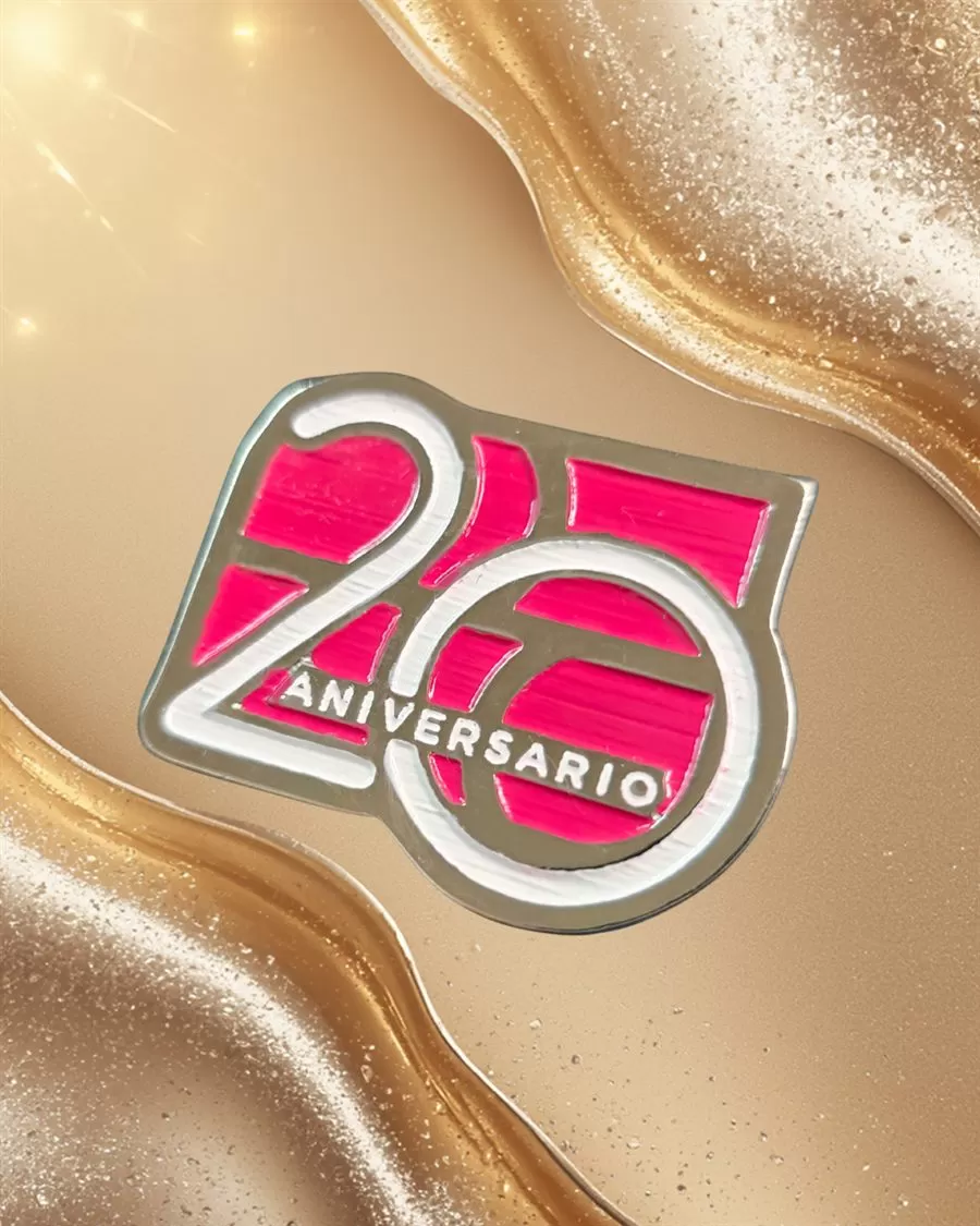 Pin conmemorativo esmaltado de 25 aniversario fabricado por Alpuerta